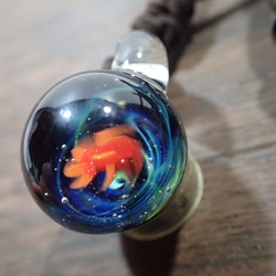 【アクアコスモ・ガラス】goldfish glass（金魚入り宇宙玉）ペンダント No.4 3枚目の画像