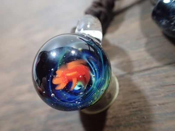 【アクアコスモ・ガラス】goldfish glass（金魚入り宇宙玉）ペンダント No.4 3枚目の画像