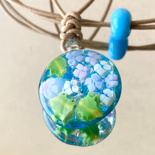 【美品】ビンテージ 紫色 花模様 ガラスネックレス✨ 紫陽花追っかけねこのネックレス バイオレット×ブルー