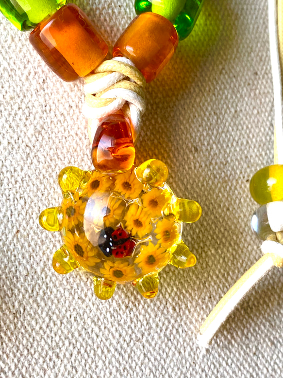 『ひまわり畑のてんとう虫』ひまわりとてんとう虫モザイクのガラスペンダント 3枚目の画像