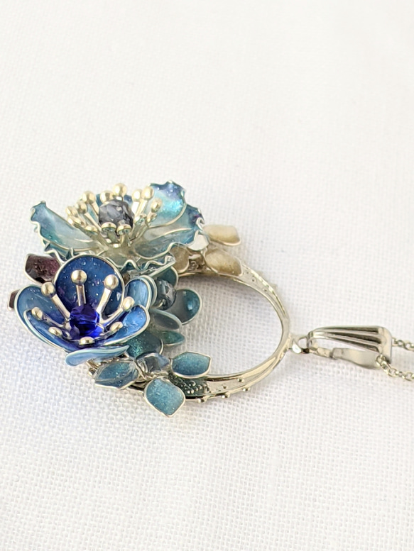 青い花束のネックレス 3枚目の画像