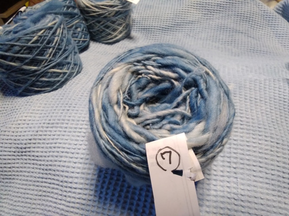 手紡ぎ毛糸　インディゴ染めメリノ  (7)  130ｇ 1枚目の画像