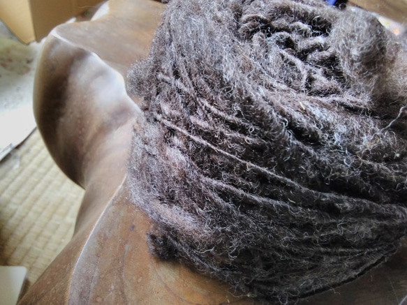 手紡ぎ毛糸　ニュージーランド産コリデール濃茶　87ｇ 3枚目の画像