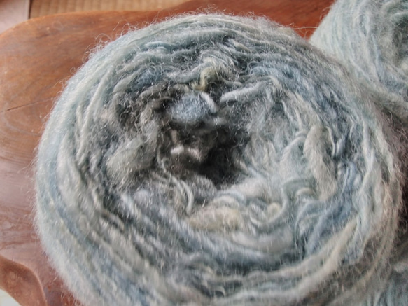 手紡ぎ毛糸　英国産ブルーフェースレスター　インディゴ染め73,5ｇ 2枚目の画像