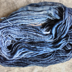 手紡ぎ毛糸　濃いインディゴ染めメリノ  (1) 151ｇ 2枚目の画像