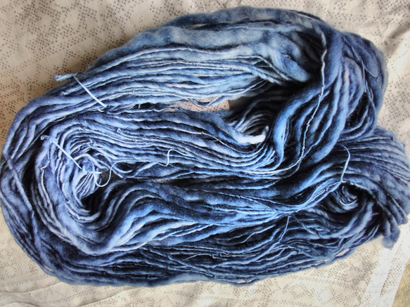手紡ぎ毛糸　濃いインディゴ染めメリノ  (1) 151ｇ 2枚目の画像