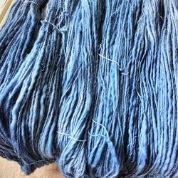 手紡ぎ毛糸　濃いインディゴ染めメリノ  (1) 151ｇ 3枚目の画像