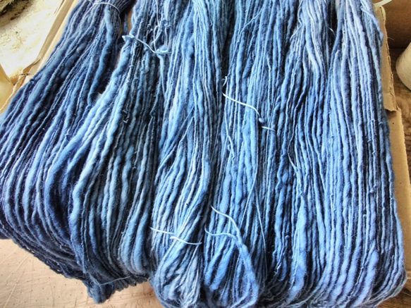 手紡ぎ毛糸　濃いインディゴ染めメリノ  (1) 151ｇ 3枚目の画像