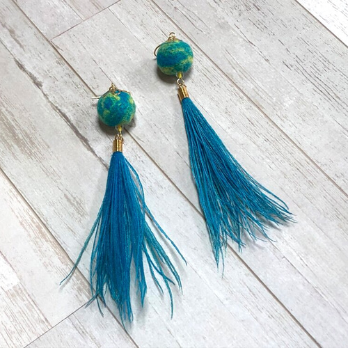 軽い♪】MIXカラーのフェルトボールとピーコックフェザーのピアス  