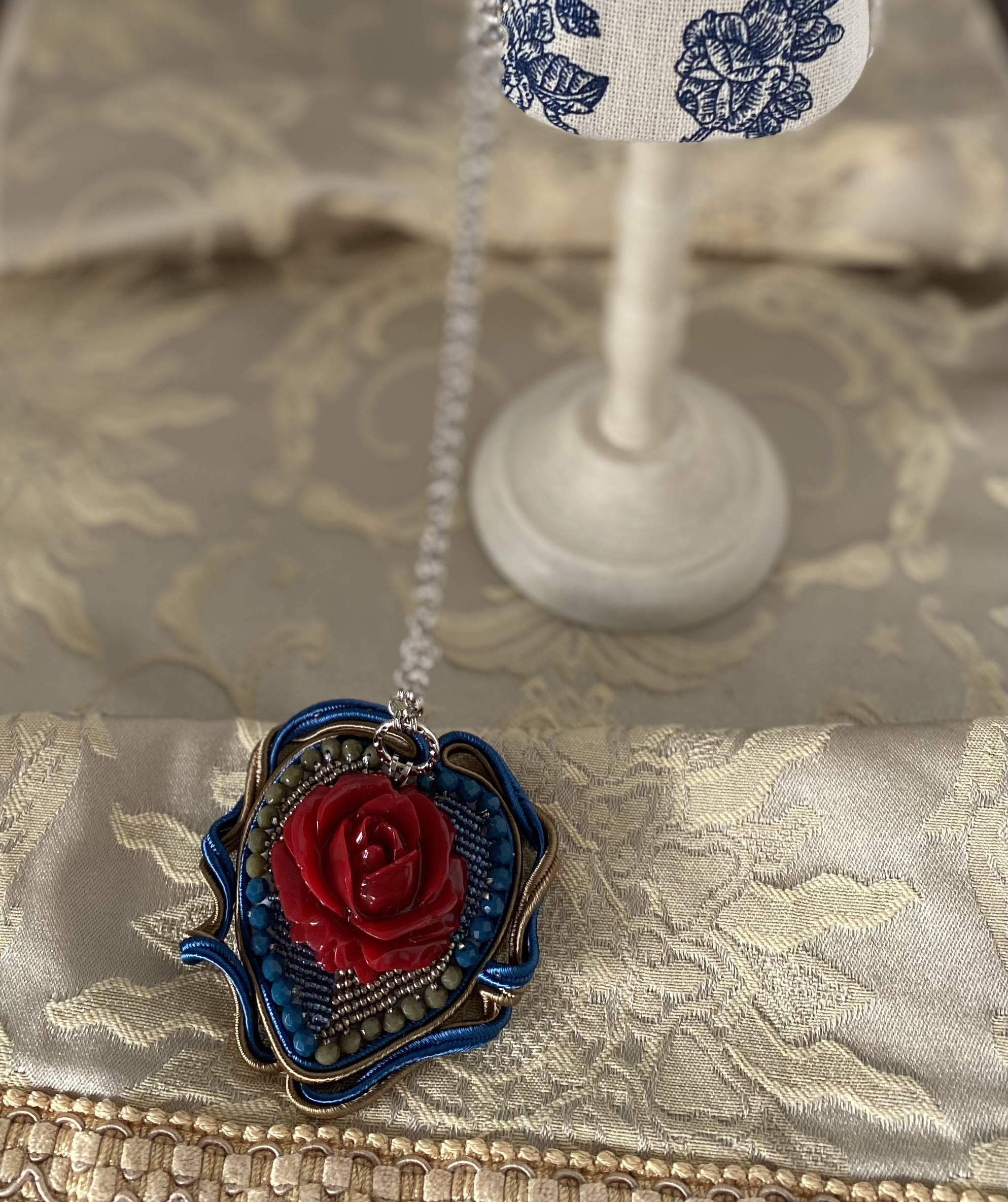 赤い薔薇のペンダント