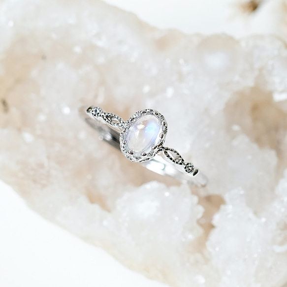 高品質 藍光 玻璃體 月光石 Moonstone 925純銀 戒指 蕾絲包邊 6月誕生石 第2張的照片