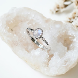 高品質 藍光 玻璃體 月光石 Moonstone 925純銀 戒指 蕾絲包邊 6月誕生石 第3張的照片