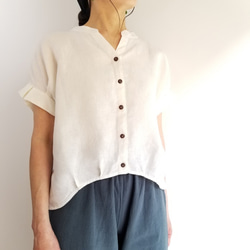 【即納】可憐な夏のリネンシャツ★タックフリルの袖と丸みのあるヘムラインが大人可愛い キナリ 1枚目の画像