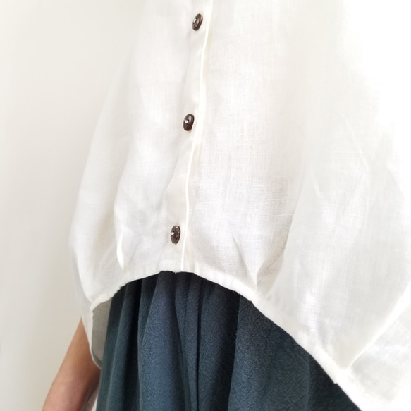 【即納】可憐な夏のリネンシャツ★タックフリルの袖と丸みのあるヘムラインが大人可愛い キナリ 8枚目の画像