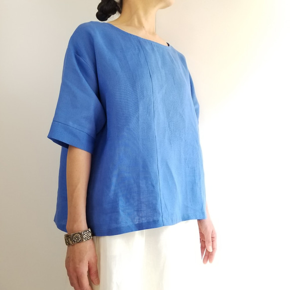 アシンメトリーな瑠璃色のリネンTシャツ プルオーバー 7枚目の画像