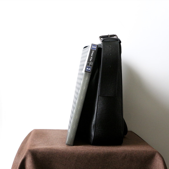A4サイズ対応シンプルなファッション牛革ショルダーバッグ斜め掛けポケット付き 3枚目の画像