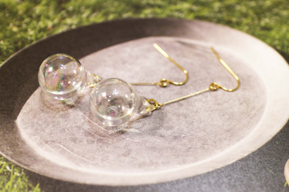 お水の入ったガラス製シャボン玉ピアス ガラスドーム オーロラ色