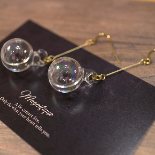 お水の入ったガラス製シャボン玉ピアス ガラスドーム オーロラ色
