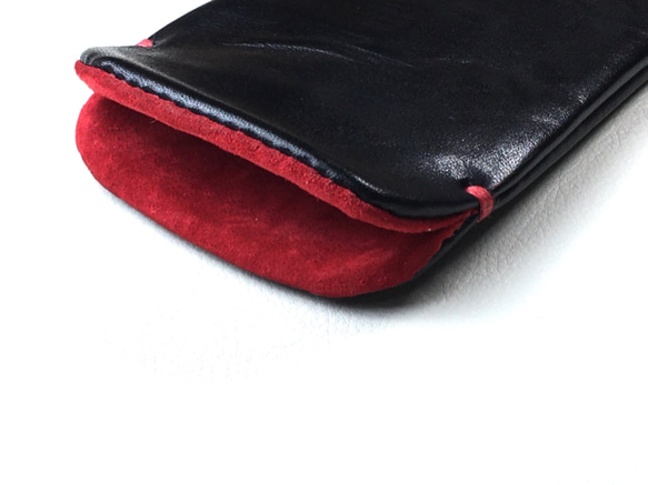 【手感皮】iPhone12/13 iPhone12/13 Pro 黑色真皮保護套（紅色麂皮） 第2張的照片