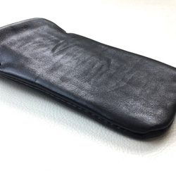 【手感皮】iPhone12/13 /iPhone12 /13 Pro 黑色真皮保護殼（淺灰麂皮） 第10張的照片