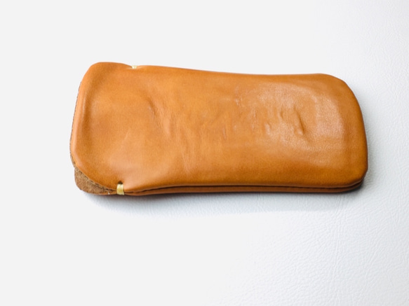 【手感皮革】iPhone12/13迷你駝色真皮保護套（淺棕色麂皮） 第4張的照片