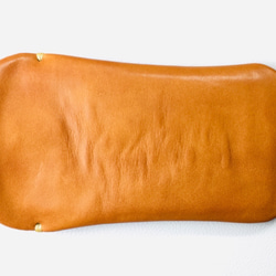【手感皮革】iPhone12/13迷你駝色真皮保護套（淺棕色麂皮） 第5張的照片