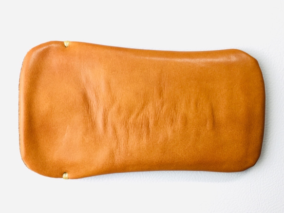 【手感皮革】iPhone12/13迷你駝色真皮保護套（淺棕色麂皮） 第5張的照片