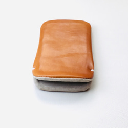 【手感皮革】iPhone 12/13 pro max 駝色真皮保護套（淺灰色麂皮） 第3張的照片