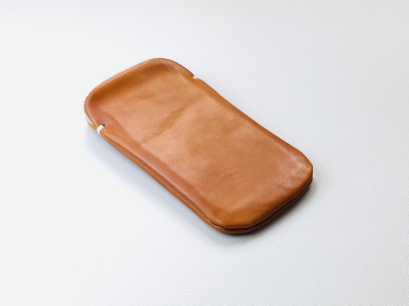 【手感皮革】iPhone 12/13 pro max 駝色真皮保護套（淺灰色麂皮） 第6張的照片