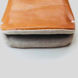 【手感皮革】iPhone 12/13 pro max 駝色真皮保護套（淺灰色麂皮） 第7張的照片