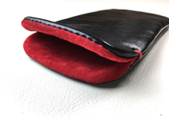 【手感皮】iPhone12/13 pro max 黑色真皮保護套（紅色麂皮） 第1張的照片