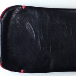 【手感皮】iPhone12/13 pro max 黑色真皮保護套（紅色麂皮） 第8張的照片
