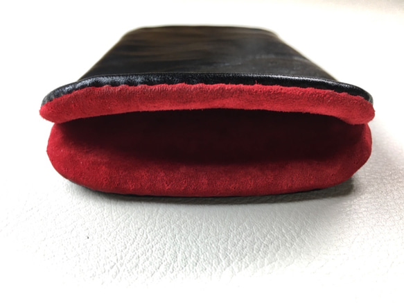 【手感皮】iPhone12/13 pro max 黑色真皮保護套（紅色麂皮） 第10張的照片