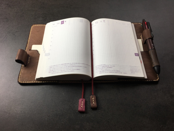 【手縫】ケープハント日本製ほぼ日手帳オリジナルA6サイズ用本革カバー（チョコ色）ダブルペンホルダータイプ 3枚目の画像
