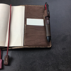 【手縫】ケープハント日本製ほぼ日手帳オリジナルA6サイズ用本革カバー（チョコ色）ダブルペンホルダータイプ 5枚目の画像