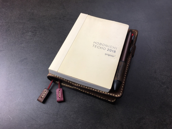 【手縫】ケープハント日本製ほぼ日手帳オリジナルA6サイズ用本革カバー（チョコ色）ダブルペンホルダータイプ 10枚目の画像