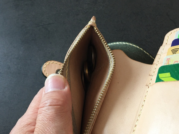 【手工縫製】Cape Hunt 日本牛皮錢包【中間錢包】（綠綠色） 第6張的照片