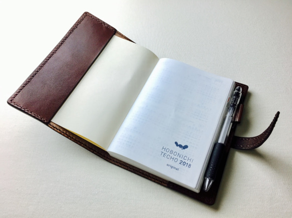 【手縫】ほぼ日手帳文庫本A6サイズチョコ色本革カバー※アジャスト機能のペンホルダー付 4枚目の画像