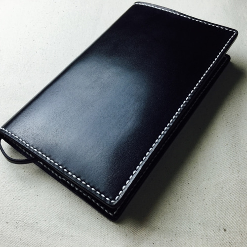 くろかみページ 手縫】黒革色新書用ブックカバー（生成りステッチ） ブックカバー エム