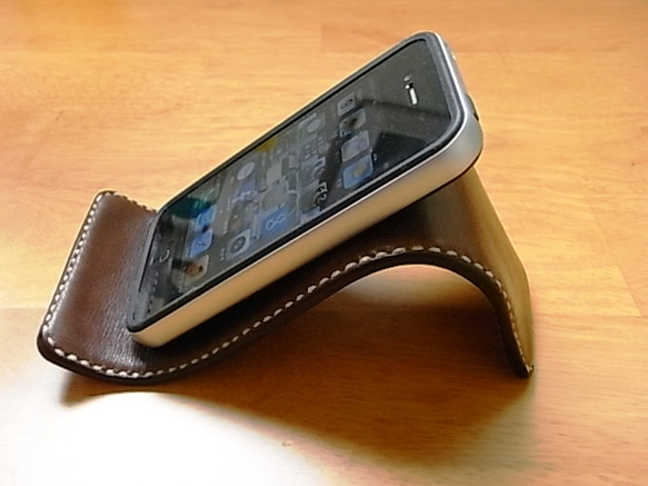 【手縫】iPhone 本革スタンド（チョコ色） 2枚目の画像