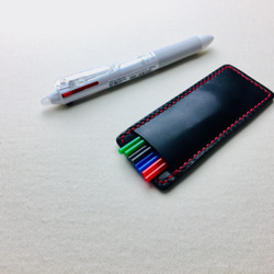 【手縫】黒色フリクションボールペン替え芯本革ケース（赤色麻糸） 1枚目の画像