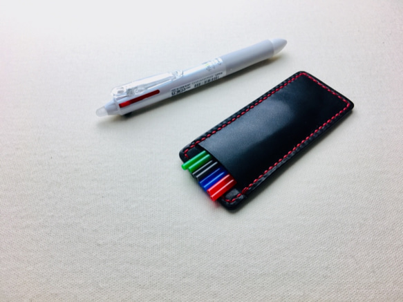 【手縫】黒色フリクションボールペン替え芯本革ケース（赤色麻糸） 1枚目の画像