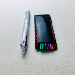 【手縫】黒色フリクションボールペン替え芯本革ケース（赤色麻糸） 2枚目の画像