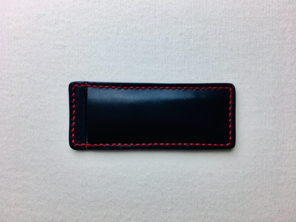 【手縫】黒色フリクションボールペン替え芯本革ケース（赤色麻糸） 7枚目の画像