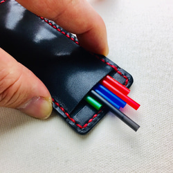 【手縫】黒色フリクションボールペン替え芯本革ケース（赤色麻糸） 10枚目の画像