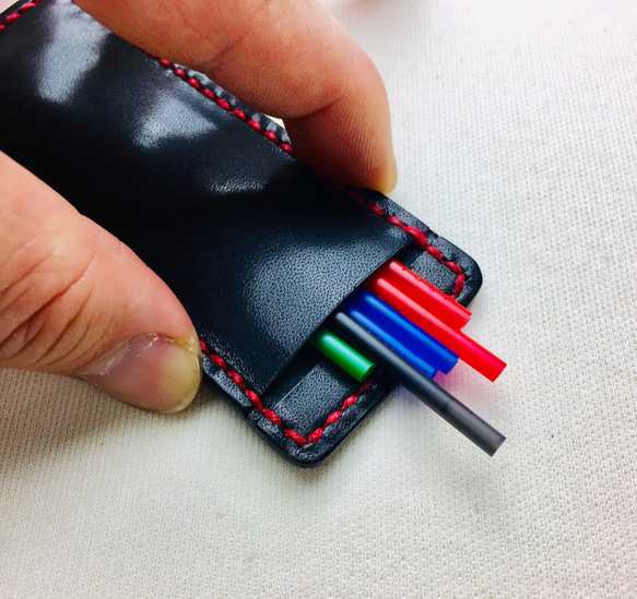 【手縫】黒色フリクションボールペン替え芯本革ケース（赤色麻糸） 10枚目の画像