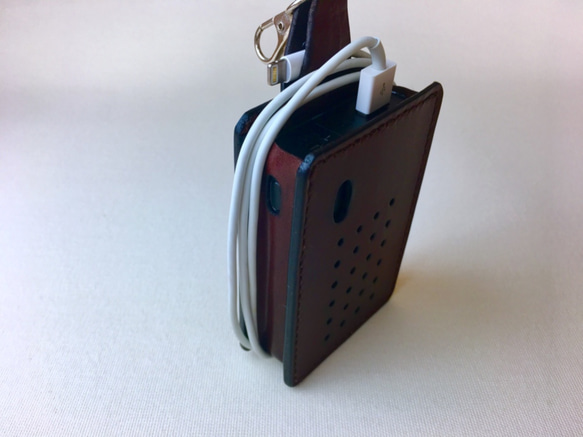 【手縫】モバイルバッテリー用チョコ色本革カバー☆一人に一台必要⁈ケーブルをくるくる 8枚目の画像