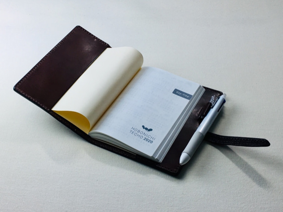 【手縫】ほぼ日手帳day-freeオリジナルA6サイズ用チョコ色本革カバー※アジャスト機能のペンホルダー付 2枚目の画像