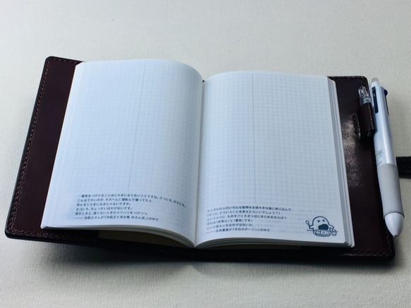【手縫】ほぼ日手帳day-freeオリジナルA6サイズ用チョコ色本革カバー※アジャスト機能のペンホルダー付 3枚目の画像