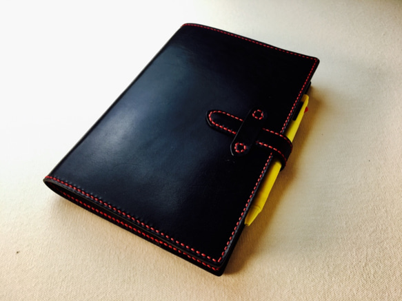 【手縫】ほぼ日手帳day-freeカズンA5用黒色本革カバー※アジャスト機能のペンホルダーに仕様変更 しました 1枚目の画像